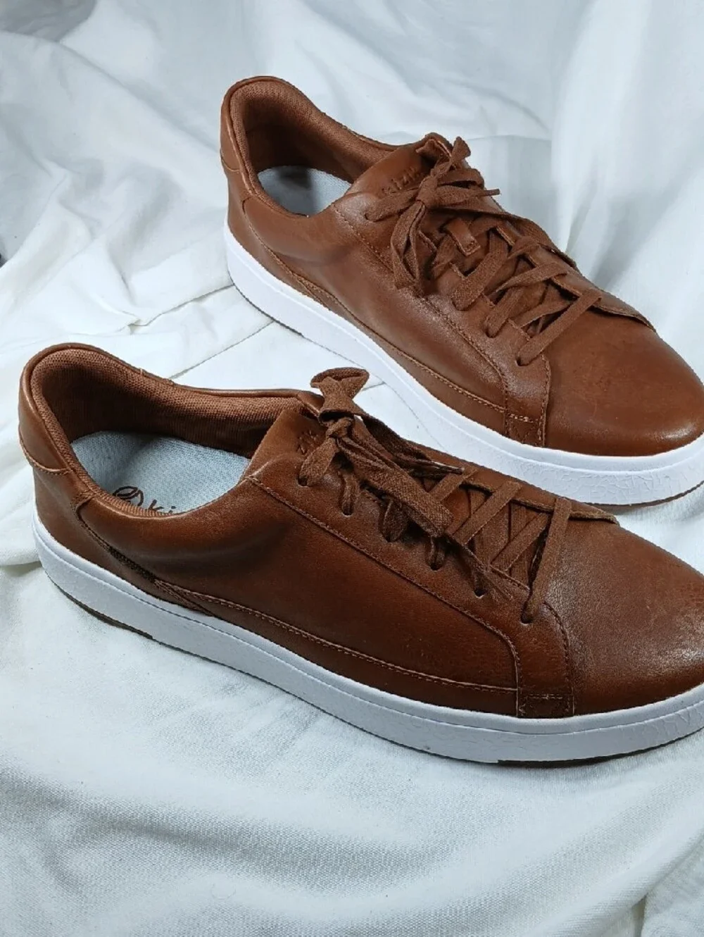 Kizik Classic Brown Low-Top Men's Sneakers with White Sole
